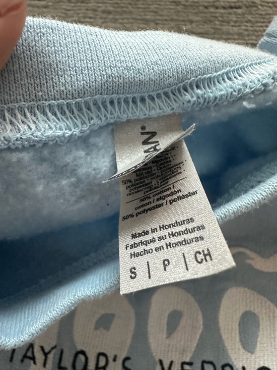 Gildan Light Blue Crewneck Sweatshirt with '1989 Taylor's Version' Embroidery - Picture 3 of 3